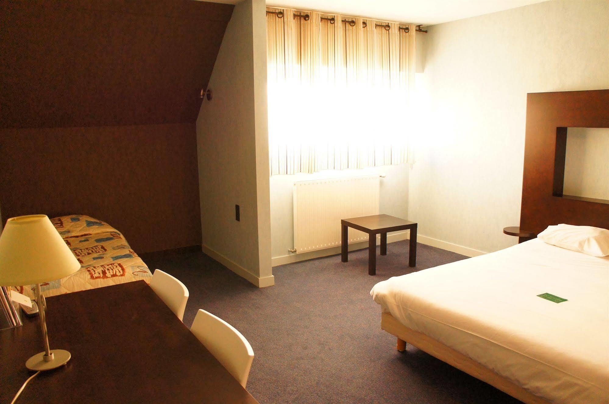 Logis Golfe Hotel วานส์ ภายนอก รูปภาพ