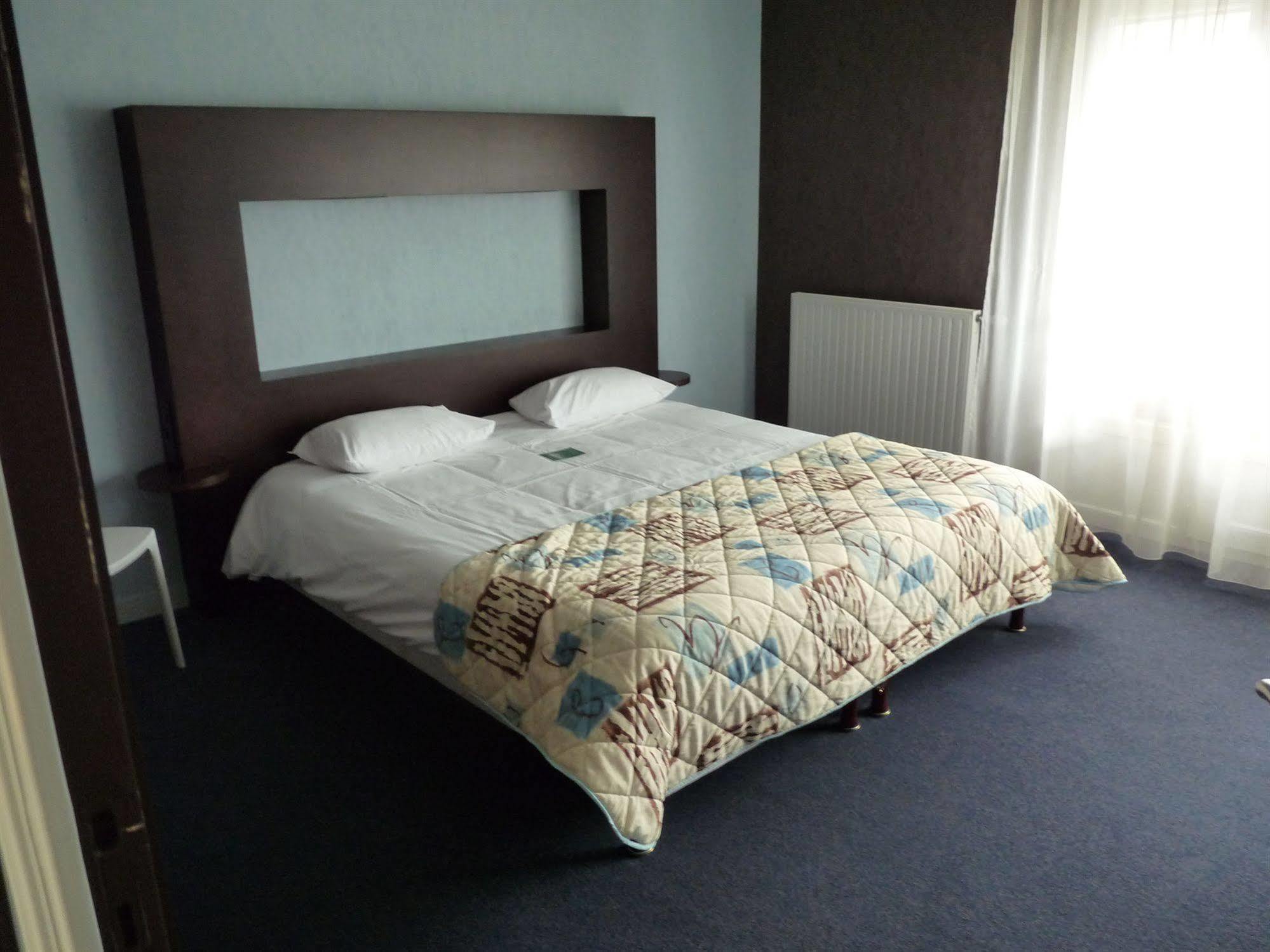 Logis Golfe Hotel วานส์ ภายนอก รูปภาพ